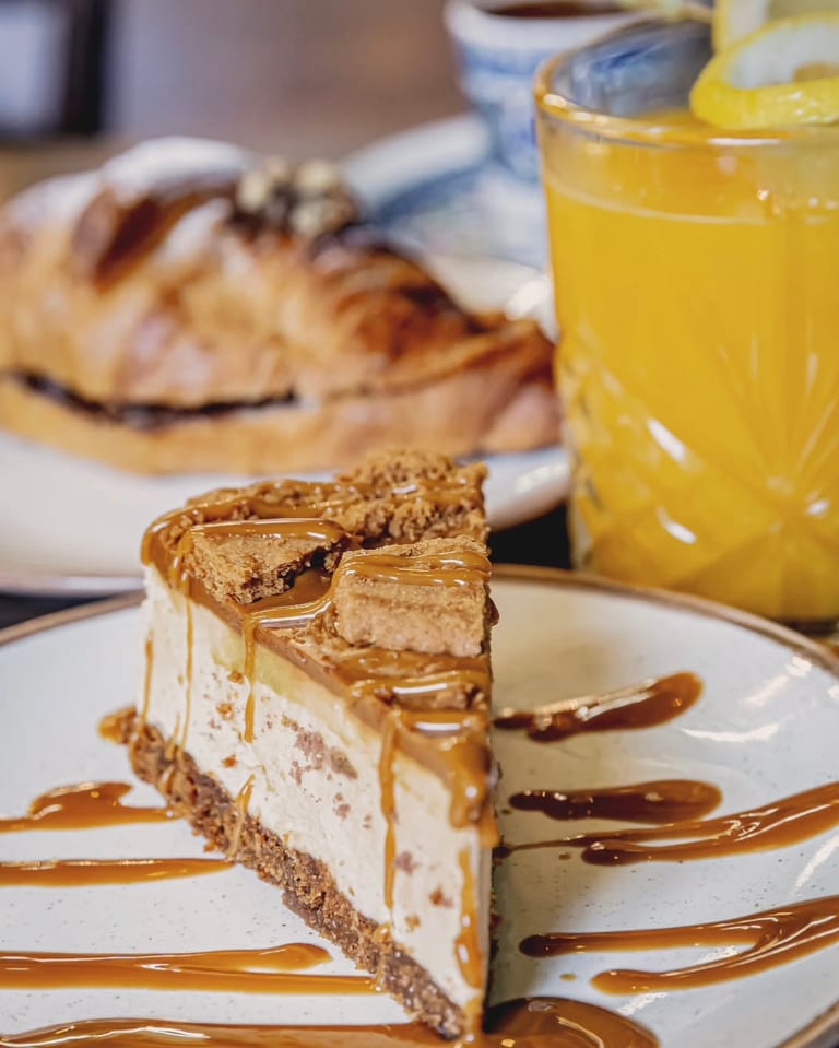 Lotus Biscoff cheesecake with caramel sauce